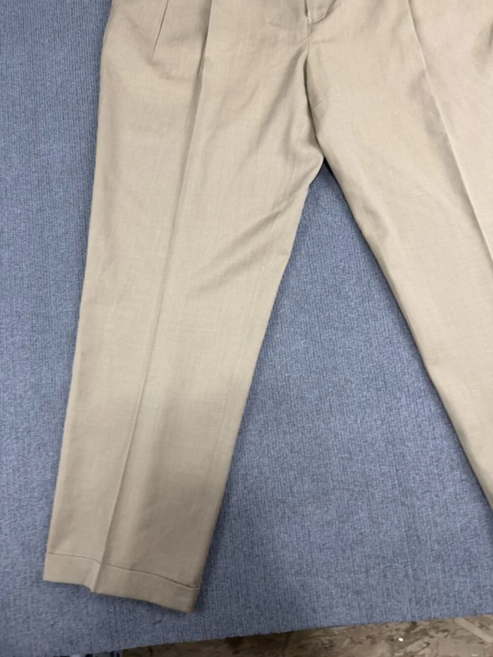 Jos A Bank Mens Travelers Collection Pleated Light Brown Wool Pants 40x30